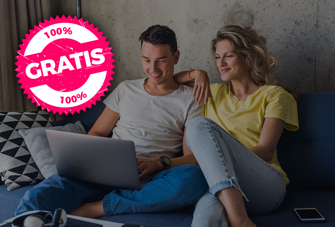 pareja-joven-sentada-en-el-sofa-en-casa-mirando-en-la-computadora-portatil-viendo-peliculas-en-linea-usando-internet